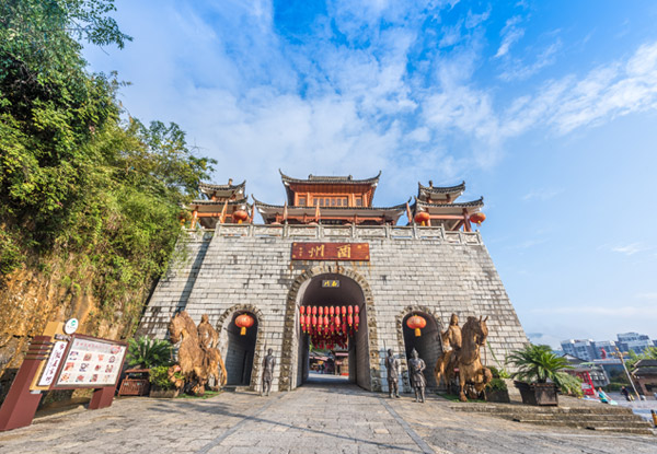 【重慶旅游跟團(tuán)四日】磁器口+觀音橋步行街+輕軌穿樓+解放碑+洪崖洞+九街壹華里夜景公園